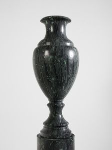 MANIFATTURA INGLESE : Coppia di grandi vasi da parata su colonne  - Asta Asta 523 | DESIGN E ARTI DECORATIVE DEL NOVECENTO Tradizionale - Associazione Nazionale - Case d'Asta italiane