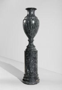 MANIFATTURA INGLESE : Coppia di grandi vasi da parata su colonne  - Asta Asta 523 | DESIGN E ARTI DECORATIVE DEL NOVECENTO Tradizionale - Associazione Nazionale - Case d'Asta italiane