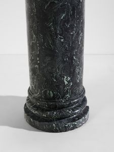 MANIFATTURA INGLESE : Coppia di grandi vasi da parata su colonne  - Asta Asta 523 | DESIGN E ARTI DECORATIVE DEL NOVECENTO Tradizionale - Associazione Nazionale - Case d'Asta italiane