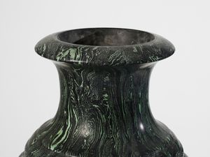 MANIFATTURA INGLESE : Coppia di grandi vasi da parata su colonne  - Asta Asta 523 | DESIGN E ARTI DECORATIVE DEL NOVECENTO Tradizionale - Associazione Nazionale - Case d'Asta italiane