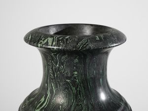 MANIFATTURA INGLESE : Coppia di grandi vasi da parata su colonne  - Asta Asta 523 | DESIGN E ARTI DECORATIVE DEL NOVECENTO Tradizionale - Associazione Nazionale - Case d'Asta italiane