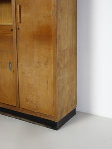 PONTI GIO (1891 - 1979) : Grande mobile da incasso con parte attrezzata con stipo a colonna e parte attrezzata con stipo a doppia anta scorrevole, due pianetti estraibili e tre ripiani a giorno  - Asta Asta 523 | DESIGN E ARTI DECORATIVE DEL NOVECENTO Tradizionale - Associazione Nazionale - Case d'Asta italiane