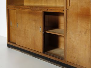 PONTI GIO (1891 - 1979) : Grande mobile da incasso con parte attrezzata con stipo a colonna e parte attrezzata con stipo a doppia anta scorrevole, due pianetti estraibili e tre ripiani a giorno  - Asta Asta 523 | DESIGN E ARTI DECORATIVE DEL NOVECENTO Tradizionale - Associazione Nazionale - Case d'Asta italiane