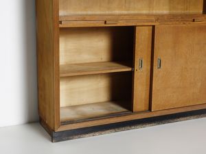 PONTI GIO (1891 - 1979) : Grande mobile da incasso con parte attrezzata con stipo a colonna e parte attrezzata con stipo a doppia anta scorrevole, due pianetti estraibili e tre ripiani a giorno  - Asta Asta 523 | DESIGN E ARTI DECORATIVE DEL NOVECENTO Tradizionale - Associazione Nazionale - Case d'Asta italiane