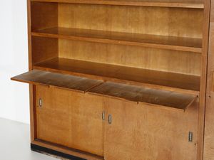 PONTI GIO (1891 - 1979) : Grande mobile da incasso con parte attrezzata con stipo a colonna e parte attrezzata con stipo a doppia anta scorrevole, due pianetti estraibili e tre ripiani a giorno  - Asta Asta 523 | DESIGN E ARTI DECORATIVE DEL NOVECENTO Tradizionale - Associazione Nazionale - Case d'Asta italiane