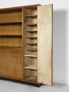 PONTI GIO (1891 - 1979) : Grande mobile da incasso con parte attrezzata con stipo a colonna e parte attrezzata con stipo a doppia anta scorrevole, due pianetti estraibili e tre ripiani a giorno  - Asta Asta 523 | DESIGN E ARTI DECORATIVE DEL NOVECENTO Tradizionale - Associazione Nazionale - Case d'Asta italiane