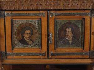 ISSEL ALBERTO (1848 - 1926) : attribuito. Piccolo stipo pensile con fronti decorati con mezzi busti di Mozart, Beethoven, Rossini e Mendelssohn  - Asta Asta 523 | DESIGN E ARTI DECORATIVE DEL NOVECENTO Tradizionale - Associazione Nazionale - Case d'Asta italiane