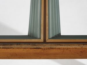 BORSANI OSVALDO (1911 - 1985) : Tavolo con piano tripartito a doppia cassa decorato da modanature, esecuzione Arredamenti Borsani Varedo  - Asta Asta 523 | DESIGN E ARTI DECORATIVE DEL NOVECENTO Tradizionale - Associazione Nazionale - Case d'Asta italiane