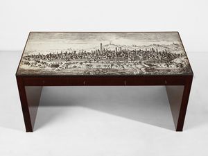 BEGA MELCHIORRE (1898 - 1976) : Scrivania da centro a otto cassetti con piano decorato con veduta della citt di Bologna  - Asta Asta 523 | DESIGN E ARTI DECORATIVE DEL NOVECENTO Tradizionale - Associazione Nazionale - Case d'Asta italiane