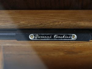 FERRABINI GIOVANNI (1909 - 1969) : Grande scrivania da centro con quattro cassetti, piani di appoggio e vani portariviste  - Asta Asta 523 | DESIGN E ARTI DECORATIVE DEL NOVECENTO Tradizionale - Associazione Nazionale - Case d'Asta italiane