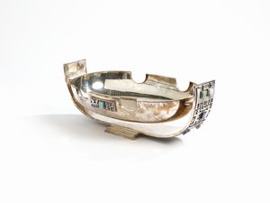 ARGENTIERE ITALIANO DEL XX SECOLO : Giardiniera centrotavola di forma geometrica allungata con decorazioni sbalzate e inserti in pietre dure  - Asta Asta 523 | DESIGN E ARTI DECORATIVE DEL NOVECENTO Tradizionale - Associazione Nazionale - Case d'Asta italiane