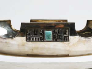 ARGENTIERE ITALIANO DEL XX SECOLO : Giardiniera centrotavola di forma geometrica allungata con decorazioni sbalzate e inserti in pietre dure  - Asta Asta 523 | DESIGN E ARTI DECORATIVE DEL NOVECENTO Tradizionale - Associazione Nazionale - Case d'Asta italiane