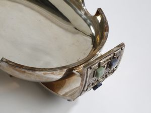 ARGENTIERE ITALIANO DEL XX SECOLO : Giardiniera centrotavola di forma geometrica allungata con decorazioni sbalzate e inserti in pietre dure  - Asta Asta 523 | DESIGN E ARTI DECORATIVE DEL NOVECENTO Tradizionale - Associazione Nazionale - Case d'Asta italiane