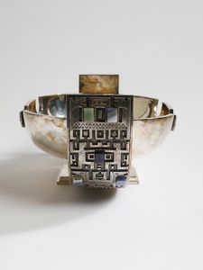 ARGENTIERE ITALIANO DEL XX SECOLO : Giardiniera centrotavola di forma geometrica allungata con decorazioni sbalzate e inserti in pietre dure  - Asta Asta 523 | DESIGN E ARTI DECORATIVE DEL NOVECENTO Tradizionale - Associazione Nazionale - Case d'Asta italiane