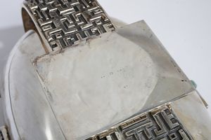 ARGENTIERE ITALIANO DEL XX SECOLO : Giardiniera centrotavola di forma geometrica allungata con decorazioni sbalzate e inserti in pietre dure  - Asta Asta 523 | DESIGN E ARTI DECORATIVE DEL NOVECENTO Tradizionale - Associazione Nazionale - Case d'Asta italiane