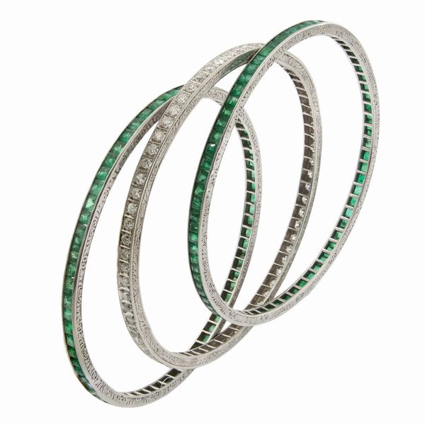 Tre bracciali a manetta in platino smeraldi e diamanti  - Asta Gioielli e Orologi - Associazione Nazionale - Case d'Asta italiane