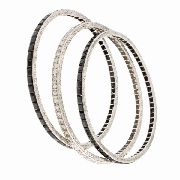 Tre bracciali a manetta in platino onice nero e diamanti  - Asta Gioielli e Orologi - Associazione Nazionale - Case d'Asta italiane