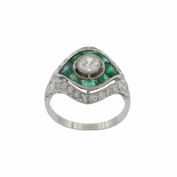 Anello Dec in platino diamanti e smeraldi  - Asta Gioielli e Orologi - Associazione Nazionale - Case d'Asta italiane
