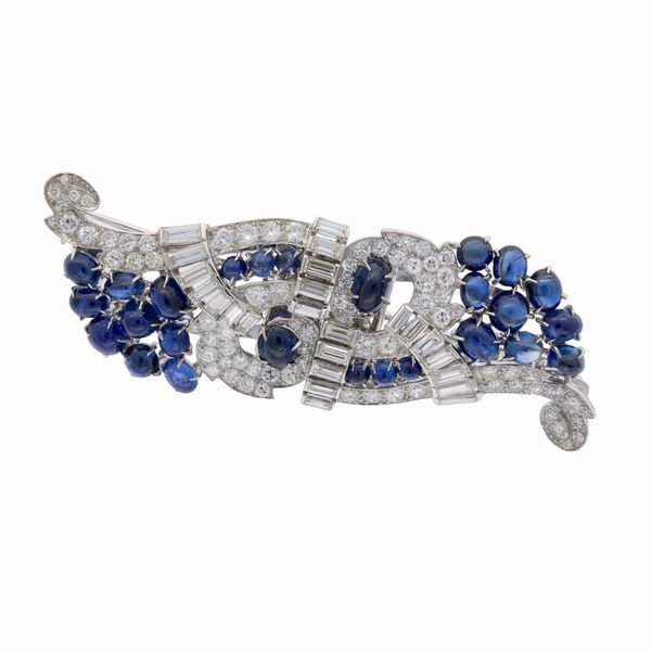 Spilla doppia clips cornucopie in platino diamanti e zaffiri  - Asta Gioielli e Orologi - Associazione Nazionale - Case d'Asta italiane