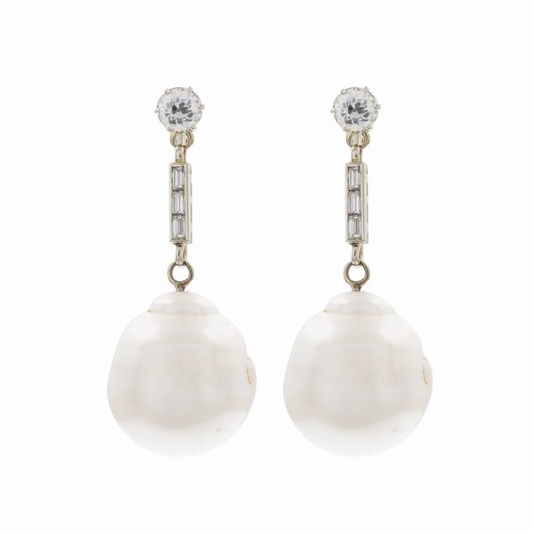 Orecchini pendenti in oro bianco 18kt perle barocche e diamanti  - Asta Gioielli e Orologi - Associazione Nazionale - Case d'Asta italiane
