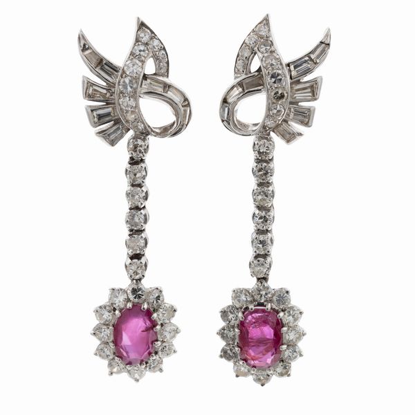 Orecchini pendenti in oro bianco 18kt rubini e diamanti  - Asta Gioielli e Orologi - Associazione Nazionale - Case d'Asta italiane