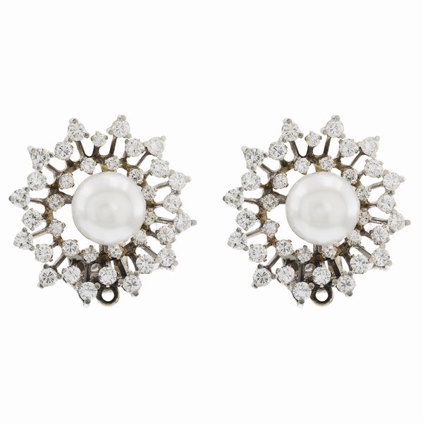 Orecchini a lobo in oro bianco 18kt con perle e diamanti  - Asta Gioielli e Orologi - Associazione Nazionale - Case d'Asta italiane
