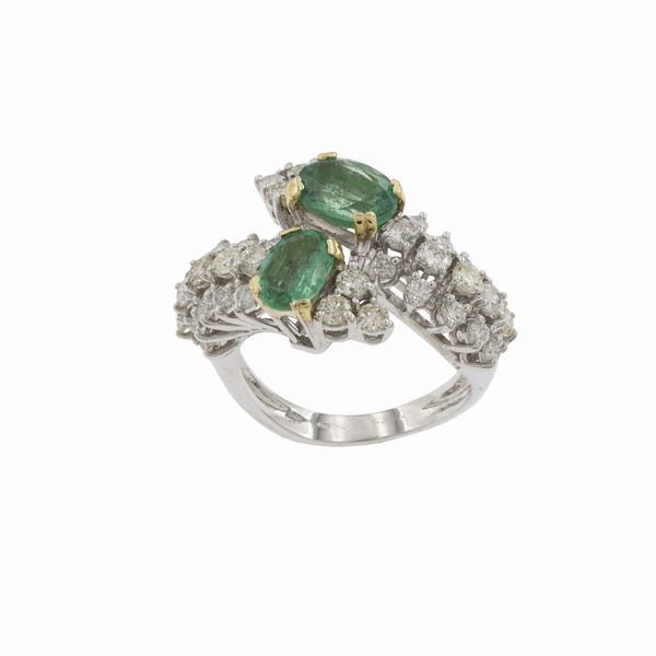 Anello contrari in oro bianco 18kt smeraldi e diamanti  - Asta Gioielli e Orologi - Associazione Nazionale - Case d'Asta italiane