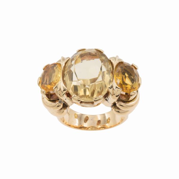 Anello in oro giallo 18kt e tre citrini  - Asta Gioielli e Orologi - Associazione Nazionale - Case d'Asta italiane