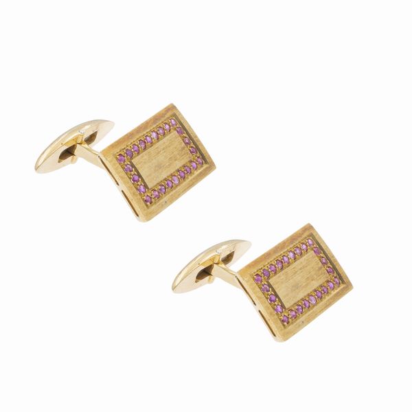 Gemelli in oro giallo satinato 18kt e rubini tondi  - Asta Gioielli e Orologi - Associazione Nazionale - Case d'Asta italiane