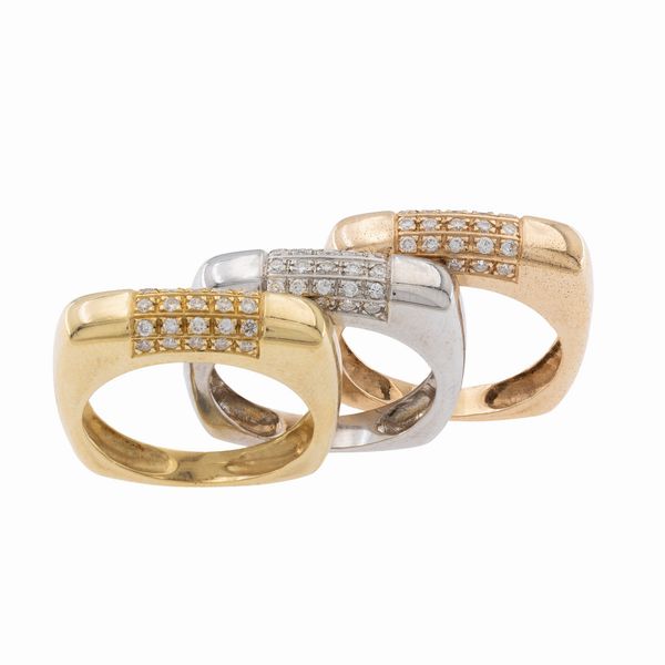 Tre anelli squadrati in oro a tre colori 18kt e diamanti  - Asta Gioielli e Orologi - Associazione Nazionale - Case d'Asta italiane
