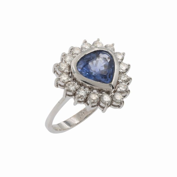 Anello in oro bianco 18kt e zaffiro naturale taglio a cuore  - Asta Gioielli e Orologi - Associazione Nazionale - Case d'Asta italiane
