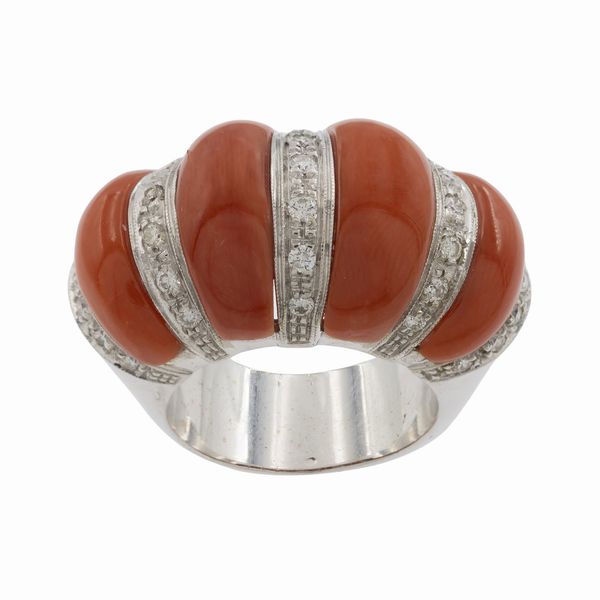 Anello bomb in oro bianco 18kt corallo e diamanti  - Asta Gioielli e Orologi - Associazione Nazionale - Case d'Asta italiane