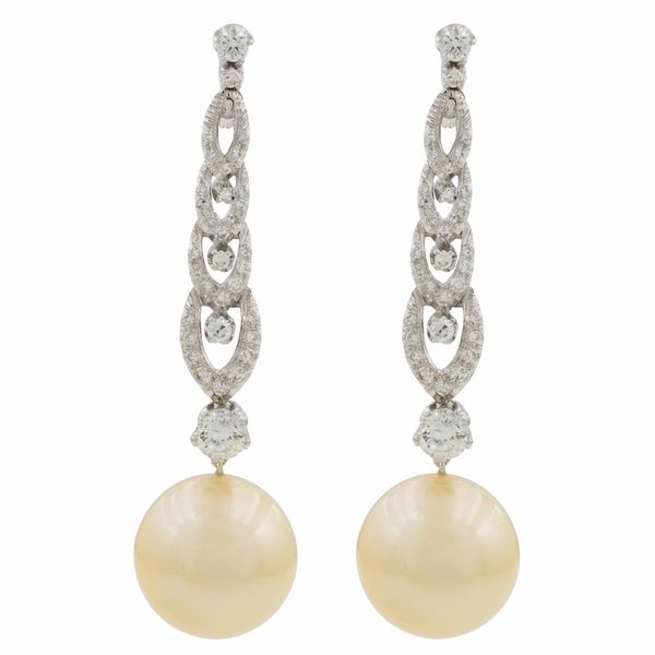 Orecchini pendenti in oro bianco 18kt perle golden South Sea e diamanti  - Asta Gioielli e Orologi - Associazione Nazionale - Case d'Asta italiane