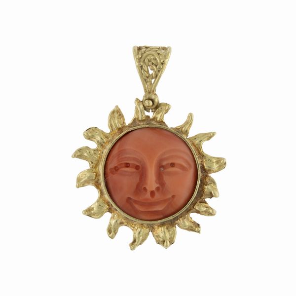 Pendente Sole in oro giallo 18kt e corallo  - Asta Gioielli e Orologi - Associazione Nazionale - Case d'Asta italiane