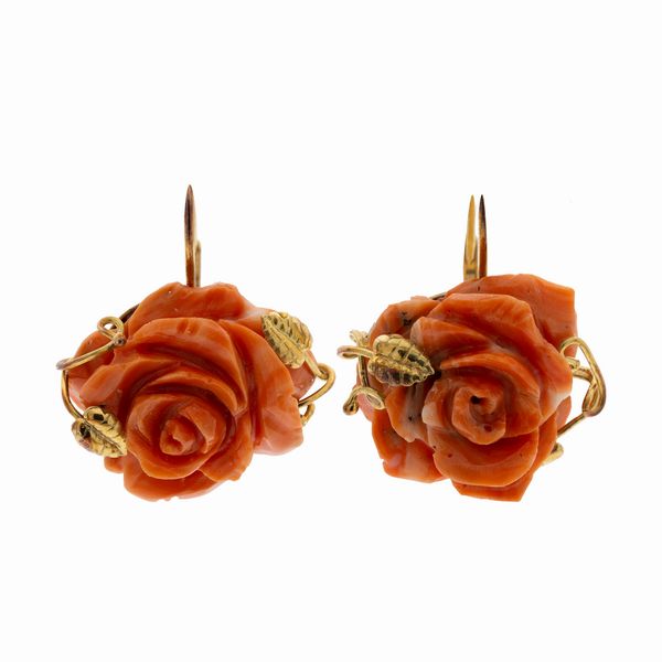 Orecchini a monachina in oro giallo 18kt e rose di corallo  - Asta Gioielli e Orologi - Associazione Nazionale - Case d'Asta italiane