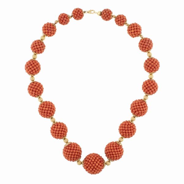 Collana in oro giallo 18kt e sfere in corallo rosso sardo  - Asta Gioielli e Orologi - Associazione Nazionale - Case d'Asta italiane
