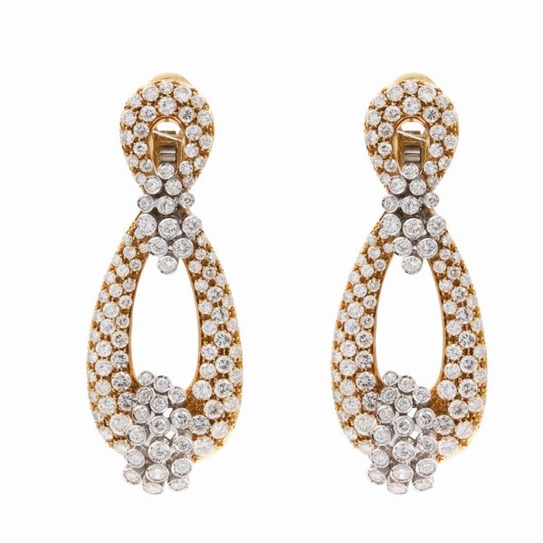 Orecchini pendenti in oro a due colori 18kt e diamanti  - Asta Gioielli e Orologi - Associazione Nazionale - Case d'Asta italiane