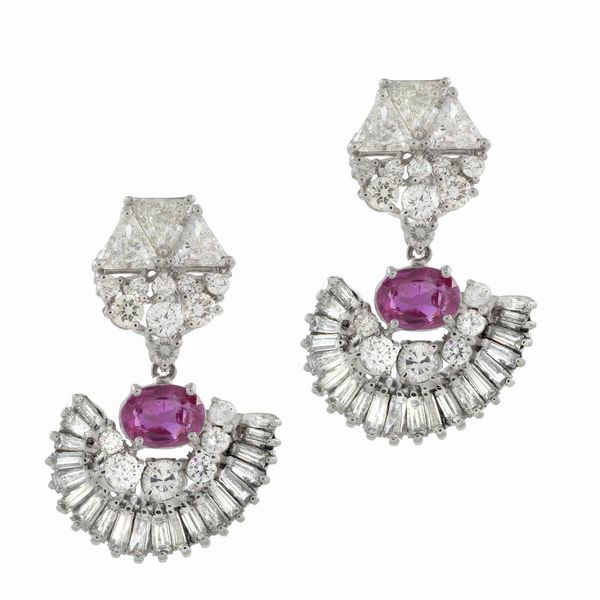 Orecchini pendenti con rubini Birmani naturali e diamanti  - Asta Gioielli e Orologi - Associazione Nazionale - Case d'Asta italiane