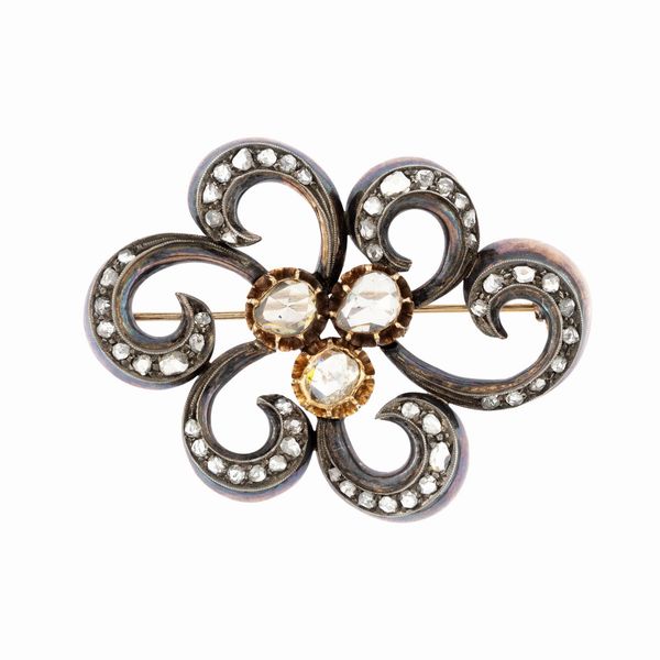 Antica spilla in oro rosa e argento con rose di diamante  - Asta Gioielli e Orologi - Associazione Nazionale - Case d'Asta italiane