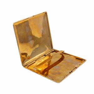 Trousse portasigarette in oro giallo martellato 18kt  - Asta Gioielli e Orologi - Associazione Nazionale - Case d'Asta italiane