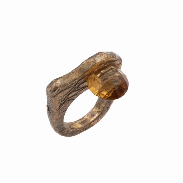 Anello bijou vintage in metallo dorato e pietra gialla sfaccettata  - Asta Bijoux e Fashion Vintage Web Only - Associazione Nazionale - Case d'Asta italiane