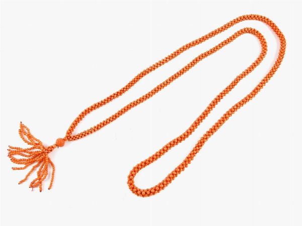 Lunga collana a pi fili intrecciati di sfere di corallo arancio  - Asta Gioielli - II - Associazione Nazionale - Case d'Asta italiane
