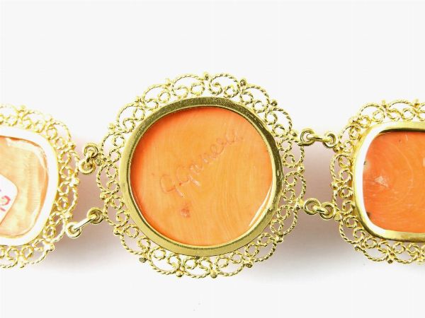 Bracciale a sei piastre in oro giallo lavorato a filigrana e coralli arancio incisi  - Asta Gioielli - II - Associazione Nazionale - Case d'Asta italiane