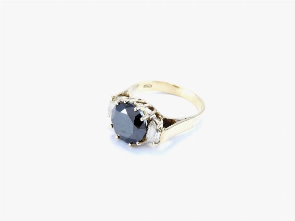 Anello in oro bianco con diamante nero e diamanti incolori  - Asta Gioielli - II - Associazione Nazionale - Case d'Asta italiane