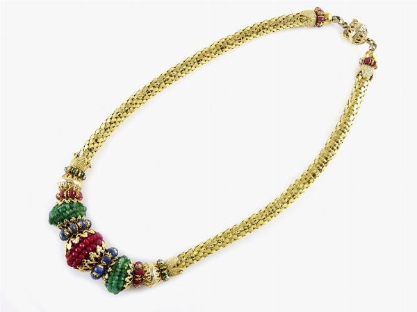 Collana in oro giallo con sfere sfaccettate di rubini, zaffiri e smeraldi  - Asta Gioielli - II - Associazione Nazionale - Case d'Asta italiane