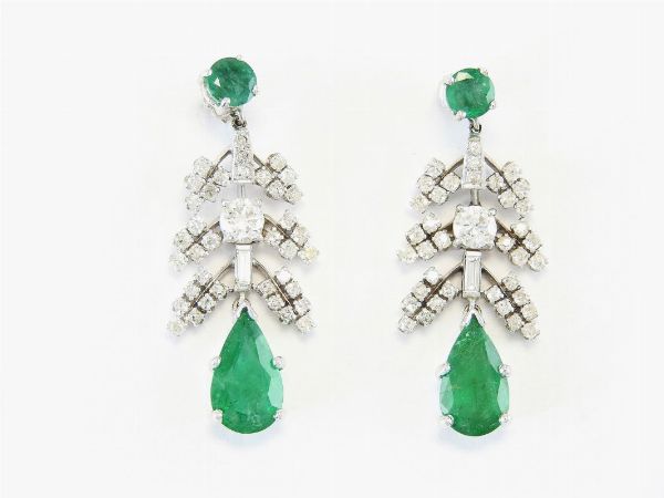 Orecchini pendenti in oro bianco, diamanti e smeraldi  - Asta Gioielli - II - Associazione Nazionale - Case d'Asta italiane