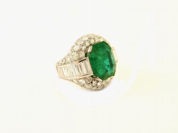 Anello in platino, diamanti e smeraldo colombiano vecchia miniera  - Asta Gioielli - II - Associazione Nazionale - Case d'Asta italiane