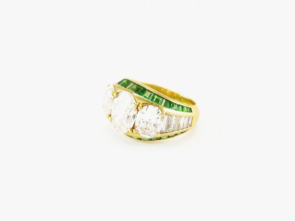 Anello a fascia in oro giallo con diamanti e smeraldi  - Asta Gioielli - II - Associazione Nazionale - Case d'Asta italiane