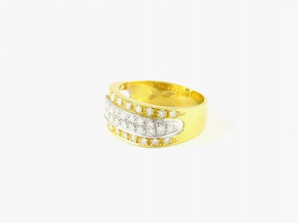 Anello in oro giallo e bianco a tre fasce con diamanti  - Asta Gioielli - II - Associazione Nazionale - Case d'Asta italiane