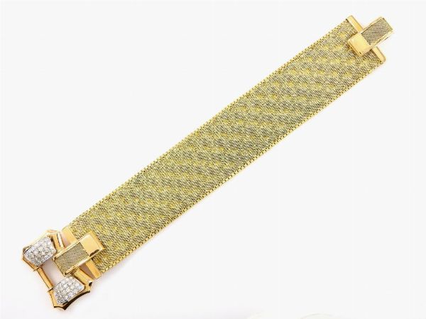 Bracciale in oro giallo tessuto, fermezza a fiocco con pav di diamanti  - Asta Gioielli - II - Associazione Nazionale - Case d'Asta italiane